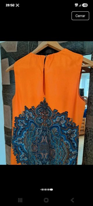 Vestido naranja con estampado paisley