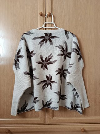 Jersey beige con estampado floral