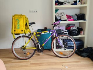 Bicicleta de montaña 26 con bolso amarillo
