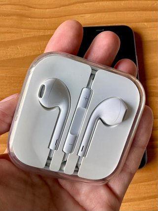 iPhone 11 64GB Lila + funda y auriculares