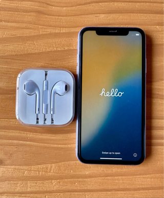 iPhone 11 64GB Lila + funda y auriculares