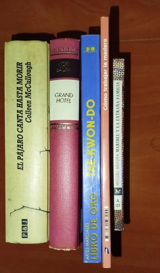 Lote de cinco libros.