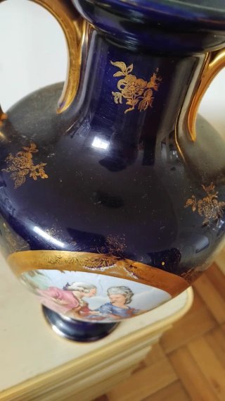 Jarrão Vintage com figuras da Realeza