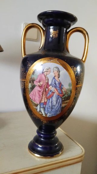 Jarrão Vintage com figuras da Realeza