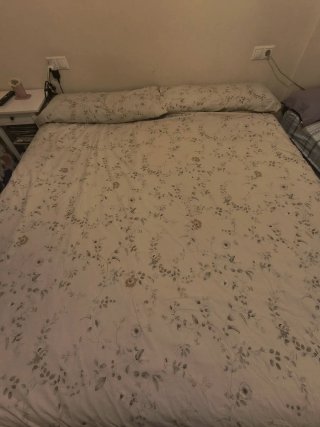 Cama y somier de tela y madera