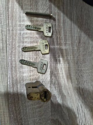 Bombín Tesa T12 con 4 llaves.