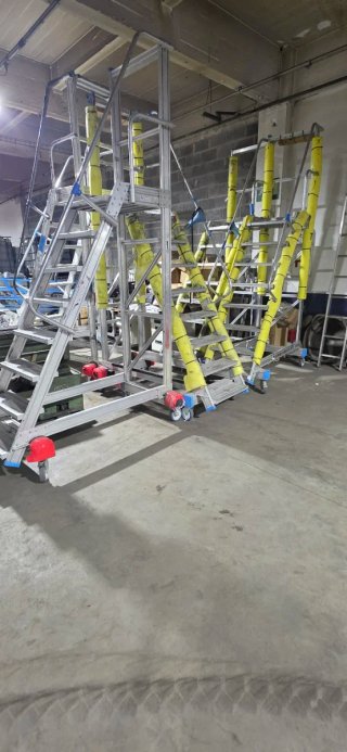 Escaleras móviles con plataforma