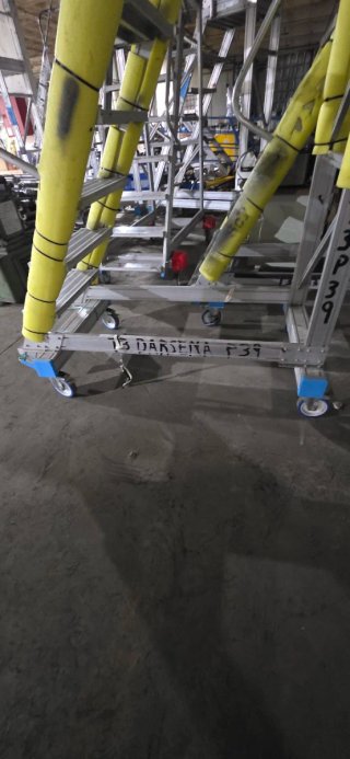 Escaleras móviles con plataforma