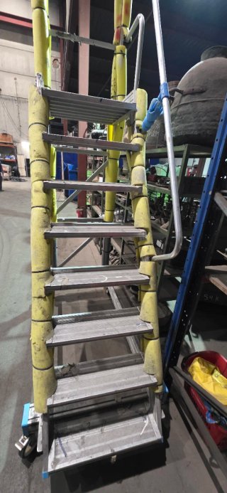 Escaleras móviles con plataforma