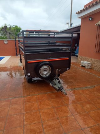 Remolque de carga con jaula