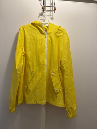 Chubasquero amarillo con capucha