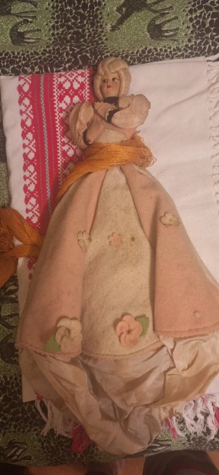 Bambola antica con vestito floreale