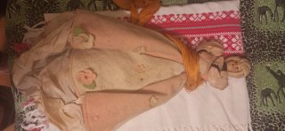 Bambola antica con vestito floreale