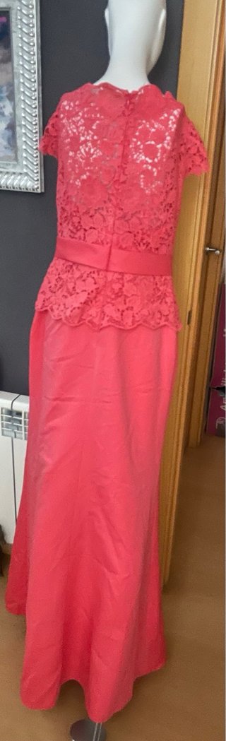Vestido de fiesta rosa con encaje
