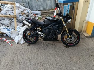 Triumph Street Triple Negra