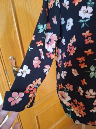 Blazer estampado floral negro y colores pastel
