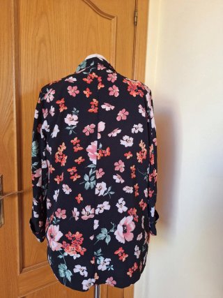 Blazer estampado floral negro y colores pastel