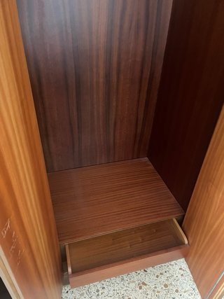 Armario de madera marrón