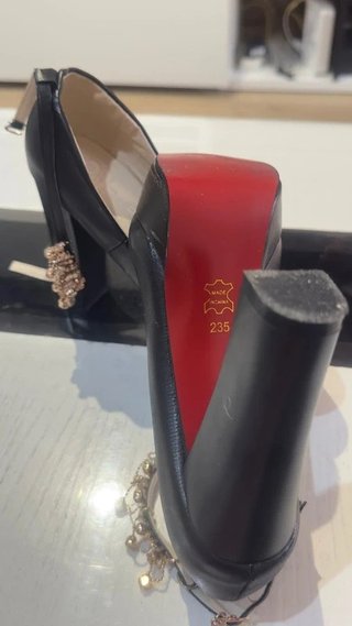 Zapatos tacón plataforma negros adornos dorados