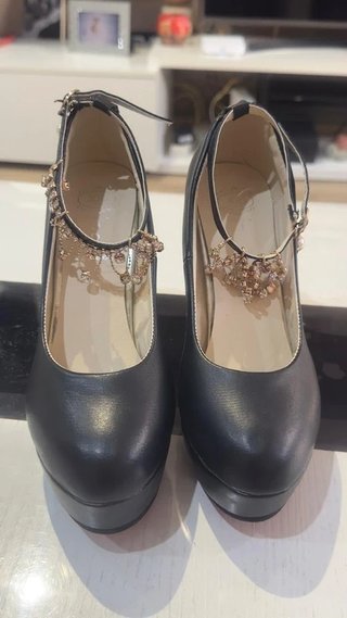 Zapatos tacón plataforma negros adornos dorados