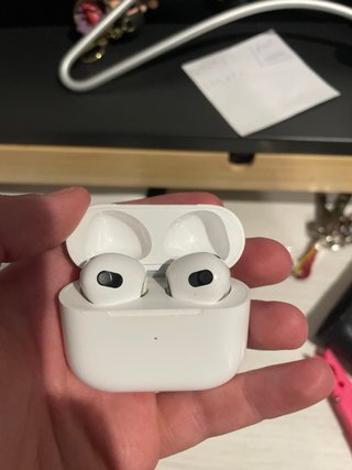 AirPods blancos, incluye la funda protectora