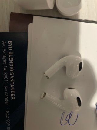 AirPods blancos, incluye la funda protectora