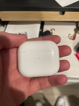 AirPods blancos, incluye la funda protectora