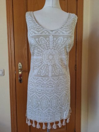 Vestido beige con estampado y flecos