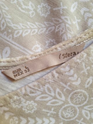 Vestido beige con estampado y flecos