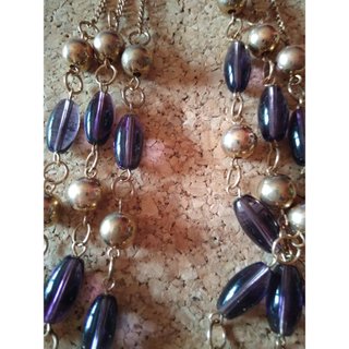 Collar bisutería vistoso dorado y morado