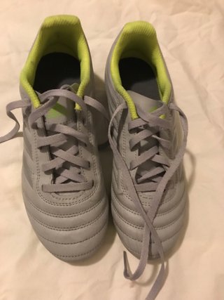 Botas de fútbol Adidas grises y verdes