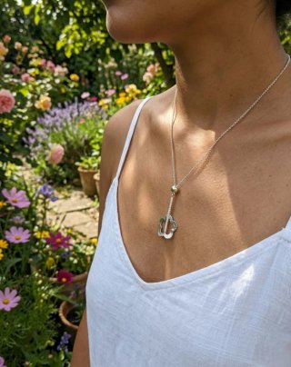 Colar Prateado com Pingente Flor