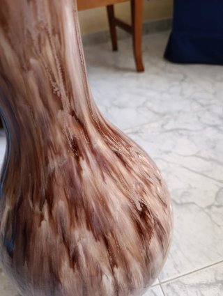 Jarrón de cerámica beige y marrón