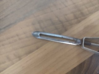 Antiguo pelador de patatas de metal
