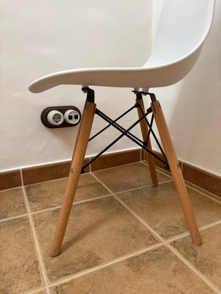 Mesa de comedor madera clara y patas blancas