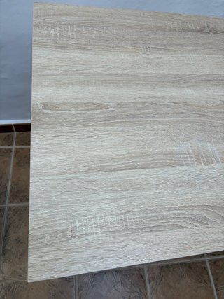 Mesa de comedor madera clara y patas blancas