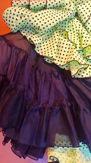 Traje de Flamenca Verde Lima con Lunares Negros.