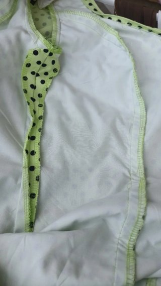 Traje de Flamenca Verde Lima con Lunares Negros.
