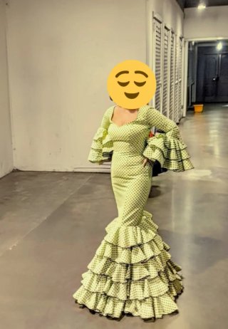Traje de Flamenca Verde Lima con Lunares Negros.