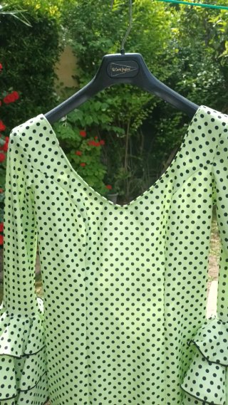 Traje de Flamenca Verde Lima con Lunares Negros.