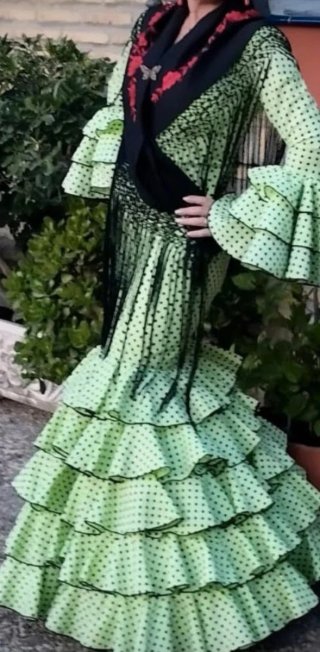 Traje de Flamenca Verde Lima con Lunares Negros.