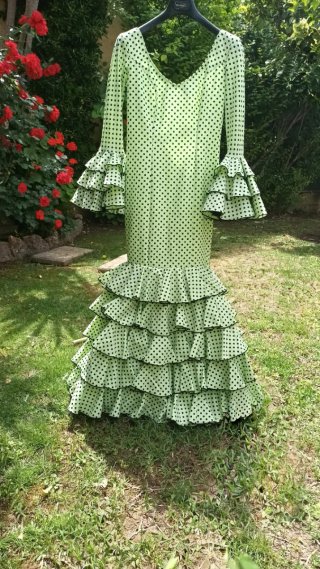 Traje de Flamenca Verde Lima con Lunares Negros.