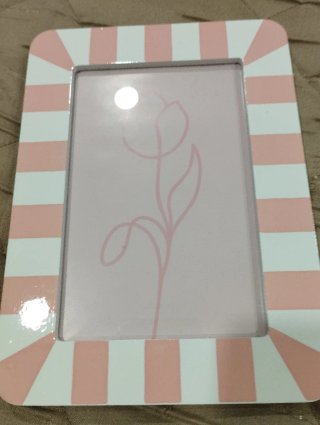 Moldura porta-retrato rosa e branco às riscas