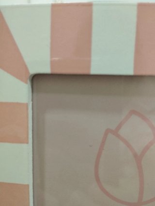 Moldura porta-retrato rosa e branco às riscas