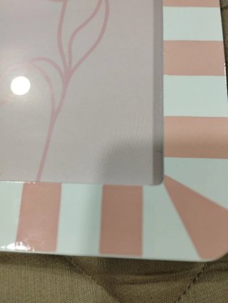 Moldura porta-retrato rosa e branco às riscas