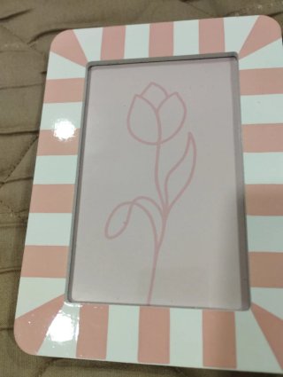 Moldura porta-retrato rosa e branco às riscas