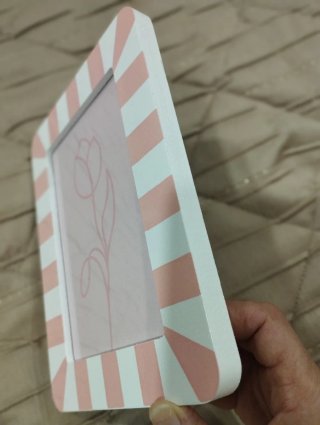 Moldura porta-retrato rosa e branco às riscas