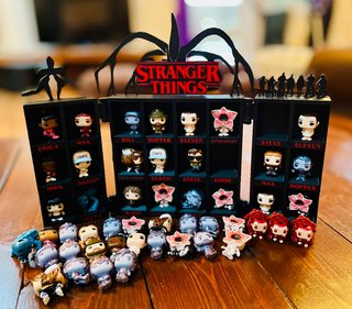 PACK!! Stranger Things (Expositor) Kinder Joy