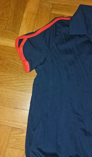 Polo Moschino azul con detalles rojos