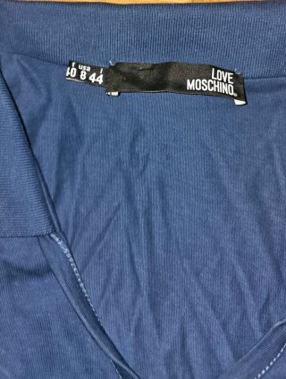 Polo Moschino azul con detalles rojos